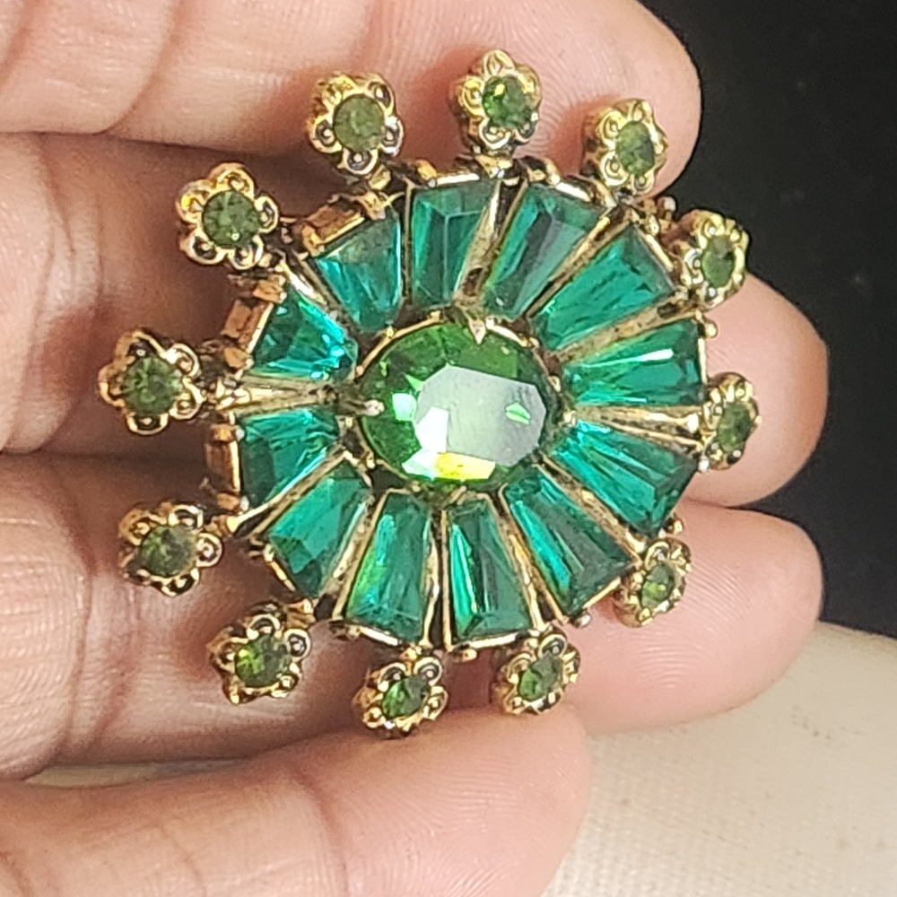 Vintage Emerald Green Sunburst Brooch Gold Tone Rhinestone Starburst Pin 1.5" - Picture 9 of 10